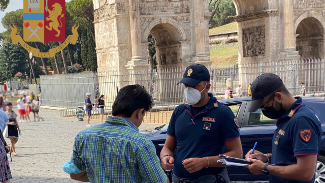 Polizia di Stato, Arma dei Carabinieri, Guardia di Finanza e ... &copy; Creative Commons