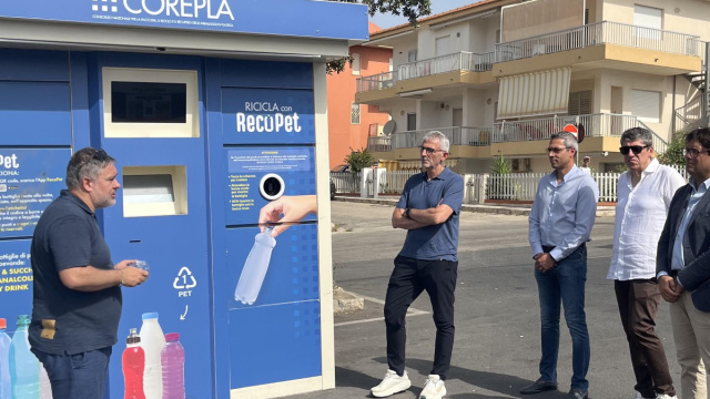 Attivi da oggi gli ecocompattatori per bottiglie in PET - Comune ... &copy; Creative Commons