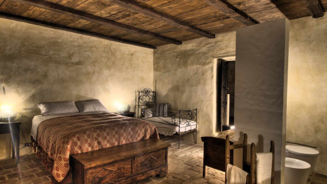 Hotel stile rustico in Abruzzo  Albergo Diffuso Sextantio &copy; Creative Commons