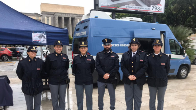 Progetto Camper della Polizia di Stato "...Questo non &egrave; Amore ... &copy; Creative Commons