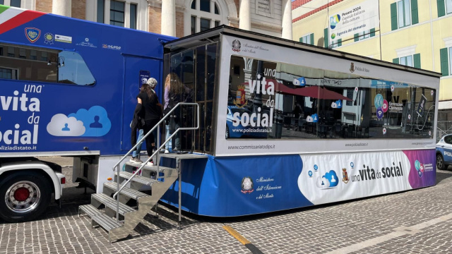 Una vita da Social&rdquo;: il truck della Polizia di Stato &egrave; giunto a ... &copy; Creative Commons