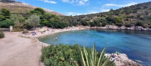 Golfo Aranci, set Netflix scatena polemiche ambientaliste
