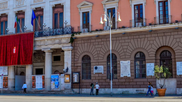 File:Bari - Palazzo di Citt&agrave; -.jpg - Wikipedia &copy; Creative Commons