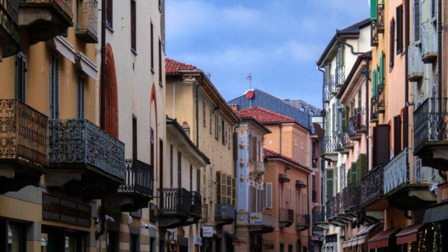 File:Via Vittorio Emanuele II, Chieri.jpg - Wikipedia &copy; Creative Commons