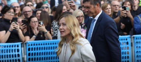 Meloni in Val Trompia per i 500 anni Beretta: selfie e strette di mano