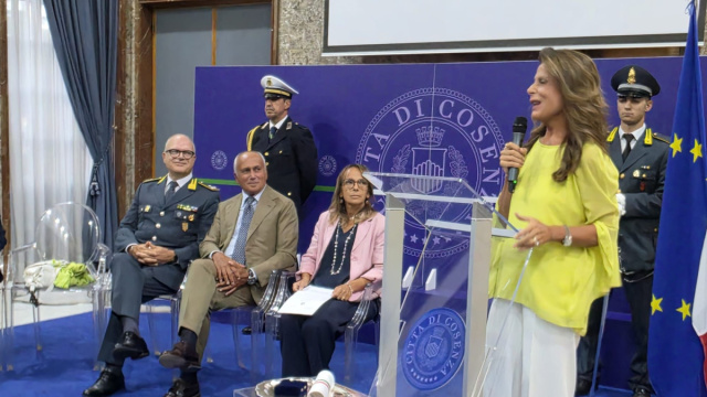 Palazzo dei Bruzi, conferita al generale Dell'Anna, Comandante ... &copy; Creative Commons