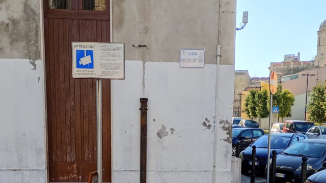 Sassari, mobili e rifiuti abbandonati in strada dopo lo sgombero ... &copy; Creative Commons