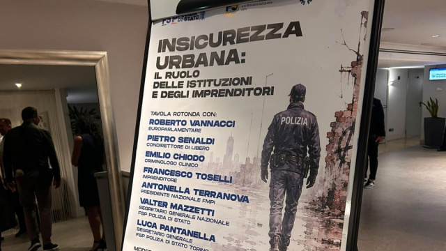 Vannacci a Torino, presidio degli antifascisti davanti ad albergo ... &copy; Creative Commons