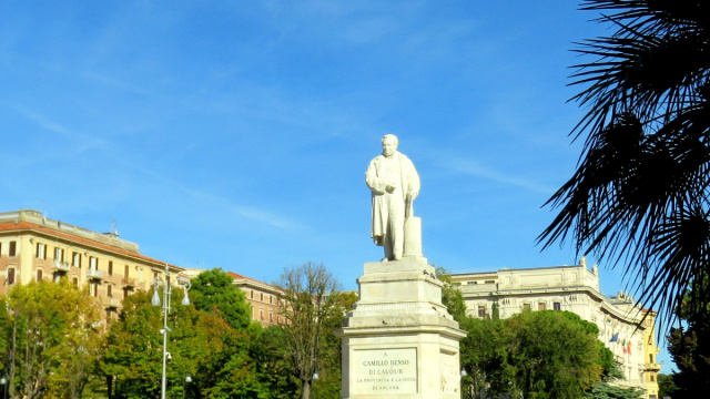 Piazza Cavour (Ancona) - Wikipedia &copy; Creative Commons