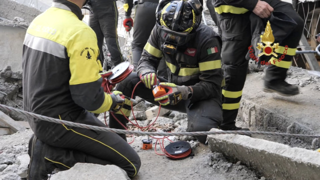 CROLLO FIRENZE, VIGILI DEL FUOCO RECUPERANO NELLA NOTTE IL CORPO ... &copy; Creative Commons