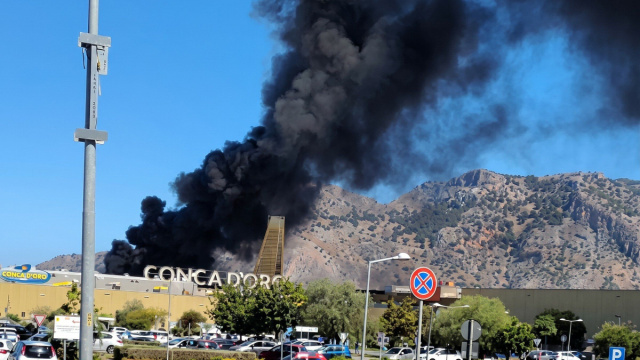 Fiamme al centro commerciale, vigile del fuoco intossicato &copy; Creative Commons