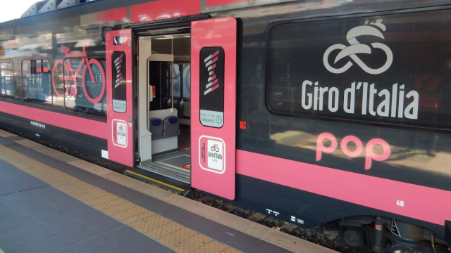 Il trofeo del Giro d'Italia viaggia in treno &copy; Creative Commons