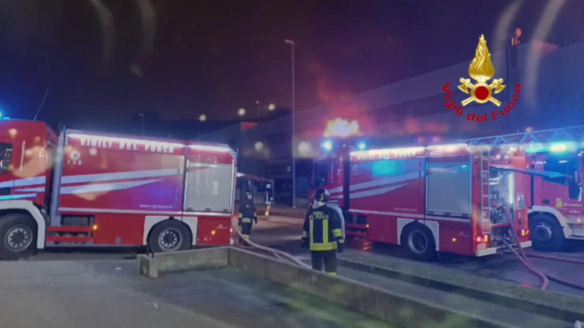 INCENDIO NELLA ZONA INDUSTRIALE DI CONCOREZZO (MB), 60 VIGILI DEL ... &copy; Creative Commons