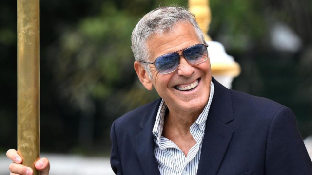 L'arrivo di George Clooney al Lido di Venezia scatena fan e fotografi &copy; Creative Commons