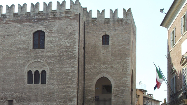 Palazzo del Podest&agrave; (Fabriano) - Wikipedia &copy; Creative Commons