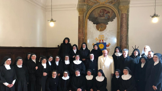 Papa Francesco ha visitato le Clarisse del Monastero di ... &copy; Creative Commons