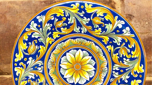 Piatto Decoro Ornato in ceramica di Caltagirone. &copy; Creative Commons