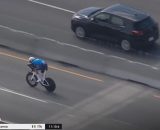 Il traffico di fianco ai corridori impegnati nella crono - &copy; Screenshot Eurosport