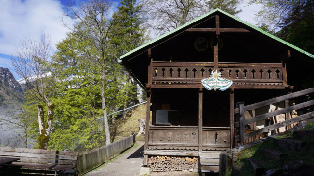 Alpens&ouml;hneh&uuml;tte &ndash; Wanderung vom Parkplatz Halltal &copy; Creative Commons