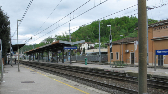 File:Stazione di Montevarchi-Pensilina binari 2 e 3.JPG - Wikipedia &copy; Creative Commons
