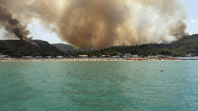 Incendio sul Gargano, fiamme a Peschici fino alla baia sul mare ... &copy; Creative Commons