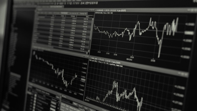 Indici e dati economici in oscillazione.