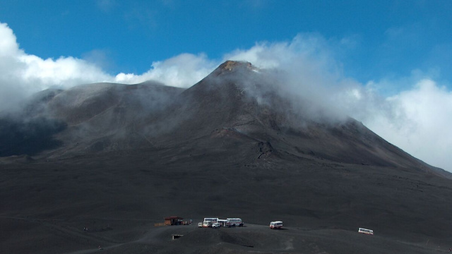 La cima dell'Etna nel 2005, in basso i resti del rifugio Torre del Filosofo ricoperto dalla colata del 2002