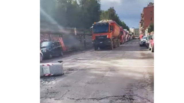 Napoli, voragine a Bagnoli: traffico in tilt e bloccati tir per l ... &copy; Creative Commons