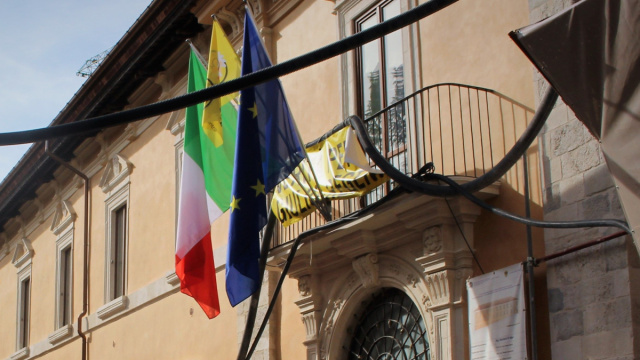 Palazzo Camponeschi - Wikipedia &copy; Creative Commons