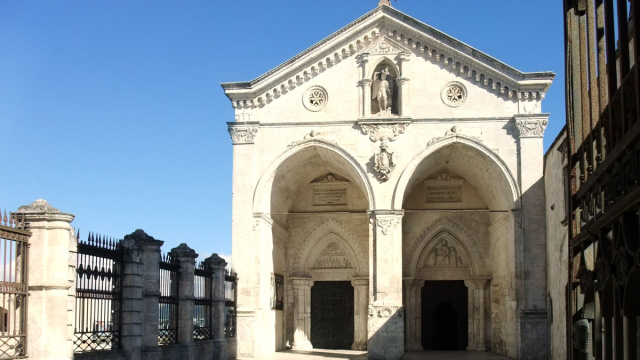 Santuario di San Michele Arcangelo - Wikipedia &copy; Creative Commons