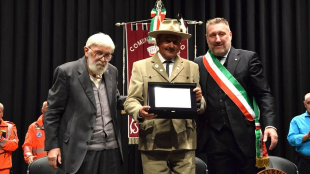 Targa d&rsquo;argento del 55&deg; Premio internazionale di solidariet&agrave; alpina alla guida alpina valdostana Adriano Favre