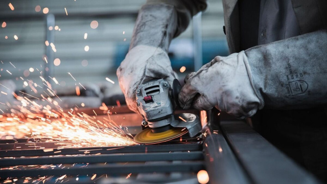 Un lavoratore - foto da Pixabay.