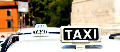 Tassisti in sit-in a Roma davanti al Mef per il caro carburanti