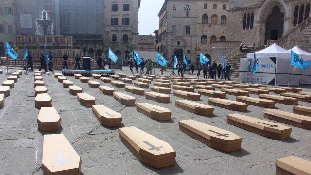 Flashmob della Uil a Perugia, 110 bare di cartone contro le morti ... &copy; Creative Commons