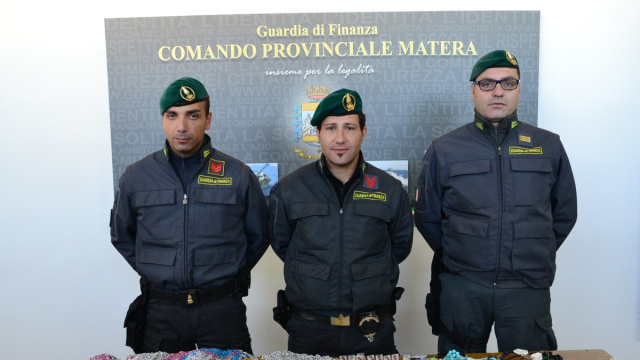 LA FINANZA SEQUESTRA A MATERA 200MILA PRODOTTI DI BIGIOTTERIA NON ... &copy; Creative Commons