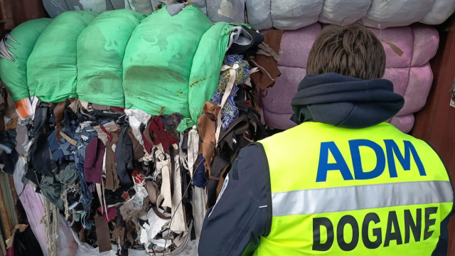 Livorno, maxi sequestro di rifiuti tessili &copy; Creative Commons