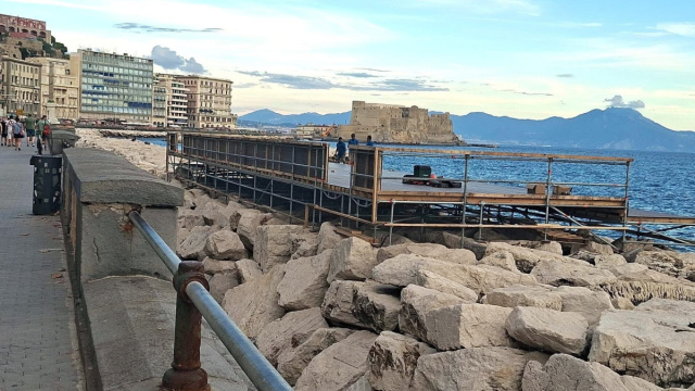 Pedane sugli scogli del Lungomare di Napoli per l'America's Cup: c ... &copy; Creative Commons