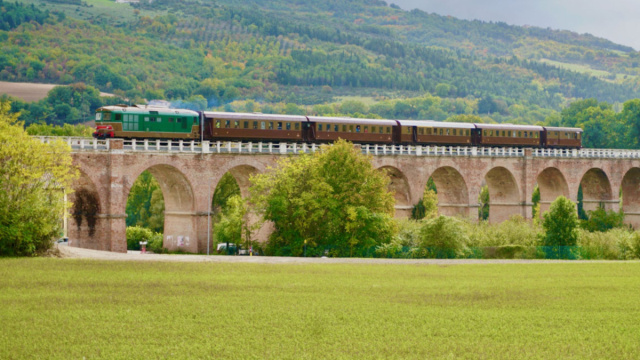 Treno storico sulla Ferrovia Subappennina Italica nelle Marche ... &copy; Creative Commons