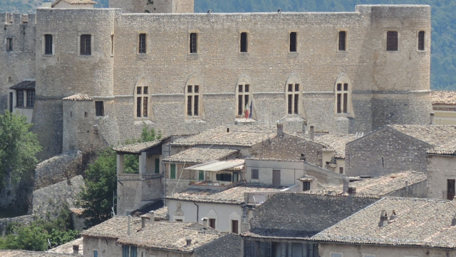 Castello Piccolomini (Capestrano) - Wikipedia &copy; Creative Commons
