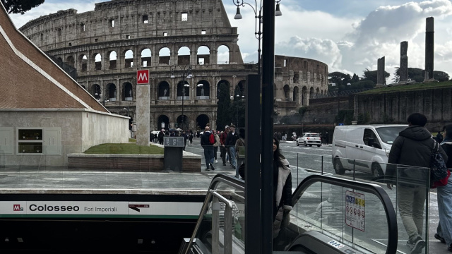 File:Colosseo (linea C della Metropolitana di Roma) - ingresso.jpg ... &copy; Creative Commons