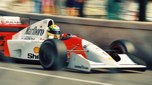 In foto Ayrton Senna - Wikimedia Commons.