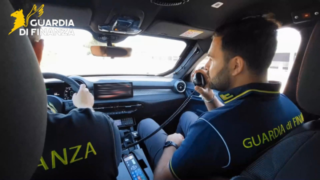 Napoli, sequestrate 1.600 sigarette di contrabbando. Arrestato un ... &copy; Creative Commons