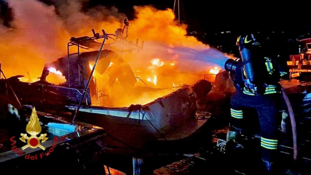 Quattro barche in fiamme nella notte a Punta Lada &copy; Creative Commons