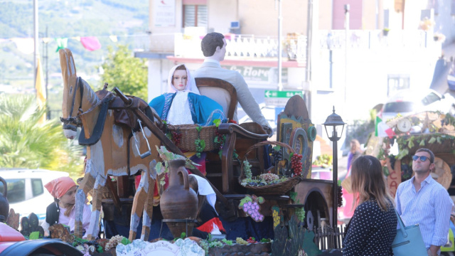 Ritorna la Festa dell'Uva a Oliveto Citra (SA): con carri ... &copy; Creative Commons