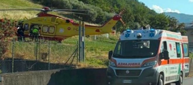 Milano, donna cade sotto un tram in largo Boccioni: ferita ma non grave