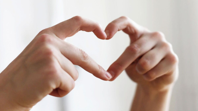 Cuore mani &copy; Immagine di Pixabay