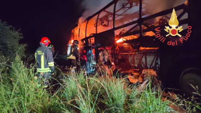 Autobus in fiamme su SS 182 a Soverato, illesi istruttore e ... &copy; Creative Commons