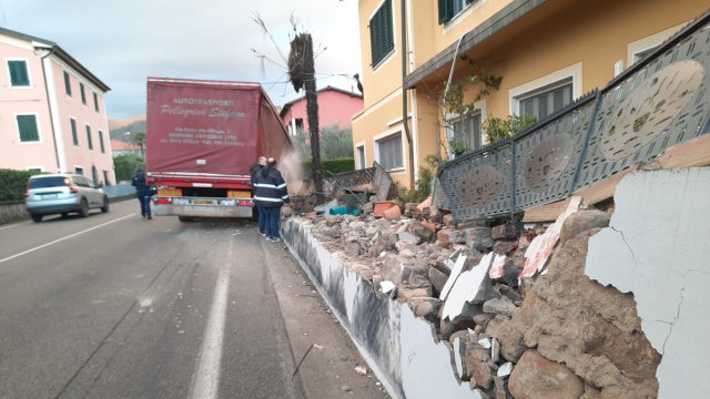 Caos in via Lucchese. Camion perde il rimorchio e si schianta ... &copy; Creative Commons