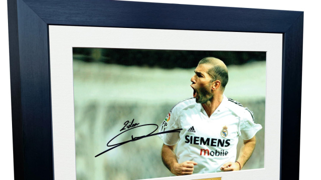 Foto autografata di Zinedine Zidane del Real Madrid, formato A4 ... &copy; Creative Commons