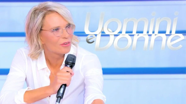 Maria De Filippi e il logo di Uomini e donne &copy; Canale 5.